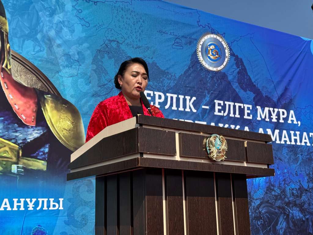 Кәрі жұптар үштікте жыныстық қатынасқа түседі Аудио порно секс